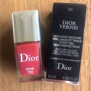 Dior Vernis Couture Colour Gel Shine & Long Wear Nail Lacquer #720 Icone 10ml/0.33oz Magasin - vente & achat en ligne Casablanca Maroc Dior Vernis Couture Colour Gel Shine & Long Wear Nail Lacquer #720 Icone 10ml/0.33oz Magasin - vente & achat en ligne Casablanca Maroc